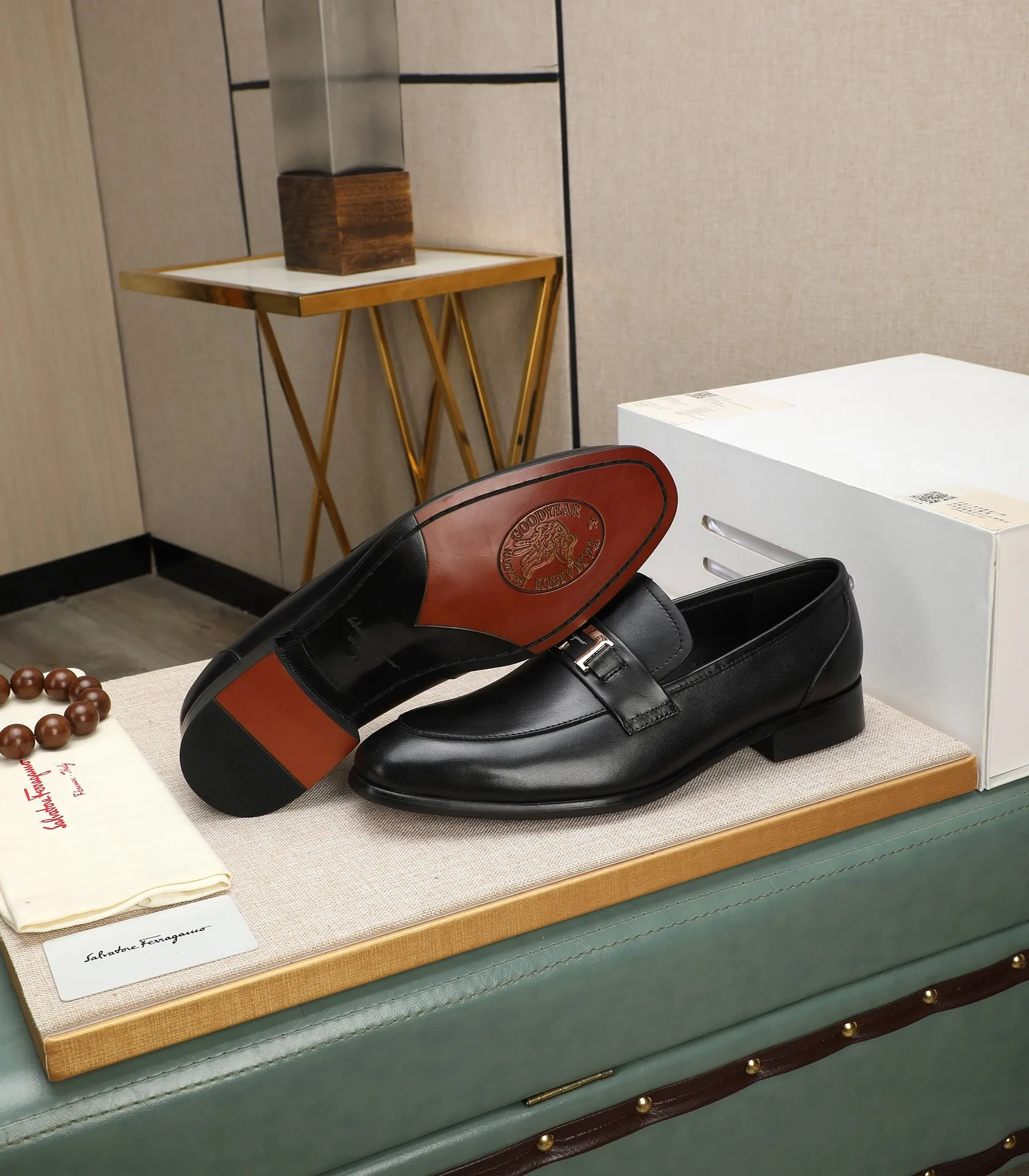 Men's shoes 💰540📛📛(water-dyed cowhide) Salvatore Ferragamo high-end (Salvatore Ferragamo) is the world's top luxury footwear brand. It comes from the fashion kingdom of Italy and is famous all over the world for its traditional handmade design and novel styles...🚶🏻🚶🏻New suit shoes are available simultaneously at the counter. This model is purely handmade. The fabric is imported from Italy's original first-layer cowhide. Soft water-dyed cowhide lining. Original authentic outsole🌀🌀Size: 38➖44 (45 customized)